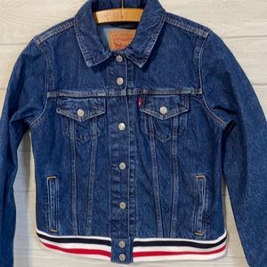 Levi’s blue denim jean Americana trucker jacket. Size L Junior ❤️